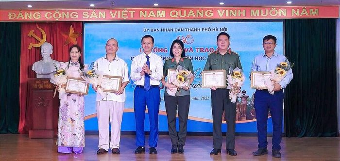 Trao giải cho 5 tác giả đoạt giải Nhất ở 3 thể loại: ca khúc, ký và thơ. Ảnh: Lương Đình Khoa