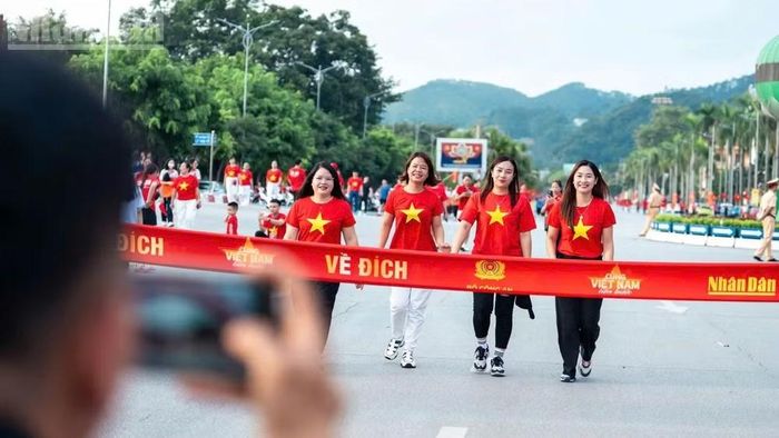 Nhân dân tỉnh Lạng Sơn thể hiện tình yêu nước qua hoạt động đi bộ "Cùng Việt Nam tiến bước"