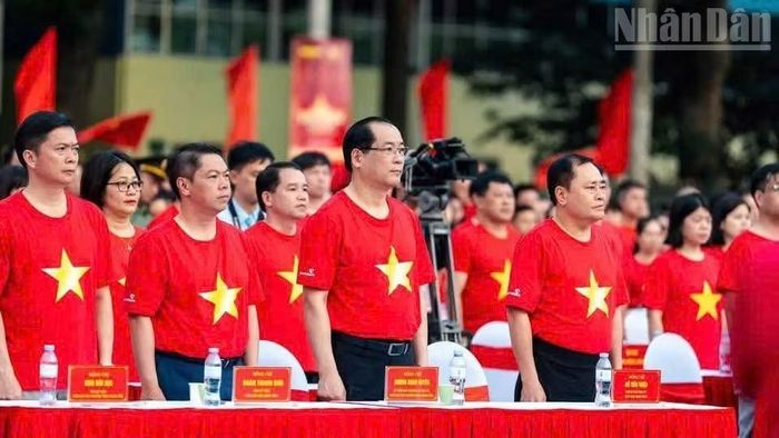 Các đồng chí lãnh đạo Hội đồng nhân dân, Ủy ban nhân dân tỉnh Lạng Sơn tham dự chương trình.