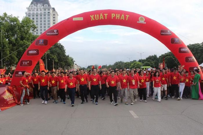 Sau hiệu lệnh phát động từ Thủ đô Hà Nội, các đồng chí lãnh đạo tỉnh và nhân dân tỉnh Lạng Sơn bắt đầu đi bộ hưởng ứng hoạt động "Cùng Việt Nam tiến bước".