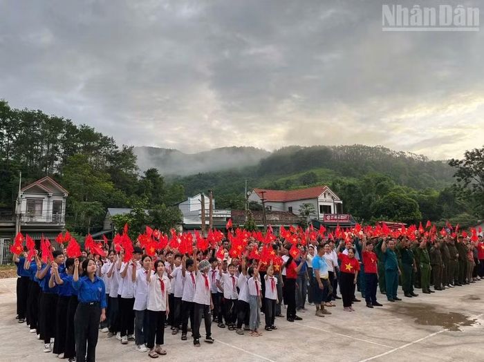 Các tầng lớp nhân dân tỉnh Lạng Sơn tích cực tham dự chương trình ngay từ sáng sớm.