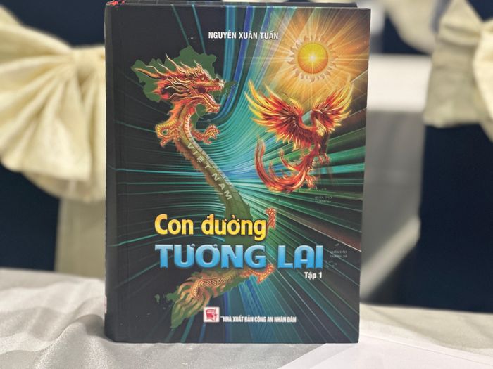  Ấn phẩm "Con đường tương lai - Tập 1" dày 1.000 trang, là kết quả của 5 năm với rất nhiều tâm huyết và trí tuệ của tác giả 