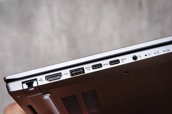 Thông số kỹ thuật như CPU, RAM, SSD, màn hình, đồ họa và cổng kết nối quyết định hiệu năng tổng thể.