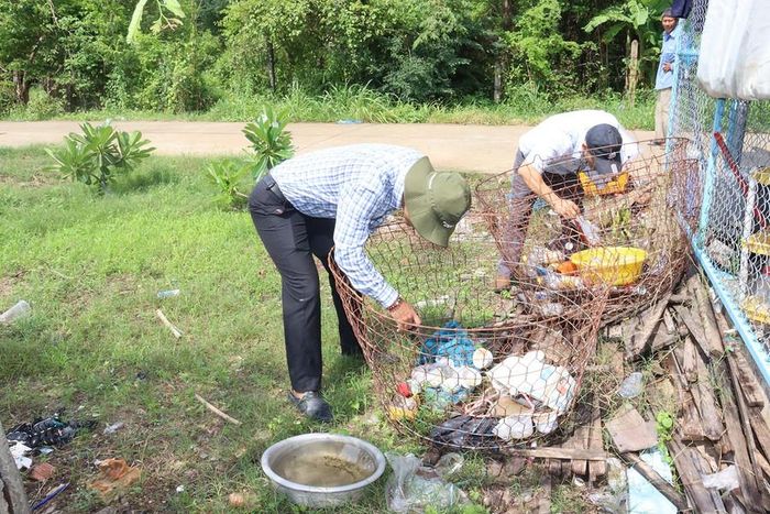 Người dân cần cọ rửa và đậy kín các dụng cụ chứa nước, đổ hết nước khi không dùng đến để phòng sốt xuất huyết. Ảnh minh họa: INT