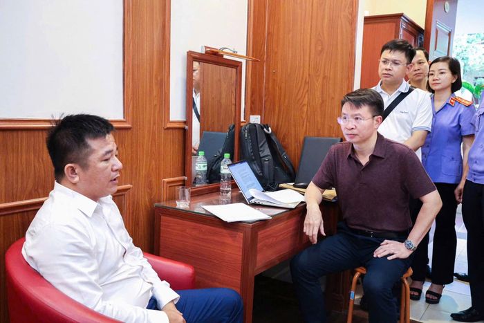 Thiếu tướng Nguyễn Minh Tuấn, Giám đốc Công an tỉnh Phú Thọ trực tiếp lấy lời khai của đối tượng.