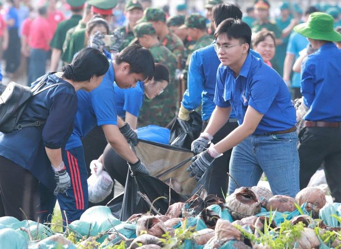  Đoàn viên thanh niên tích cực dọn dẹp vệ sinh đường phố 