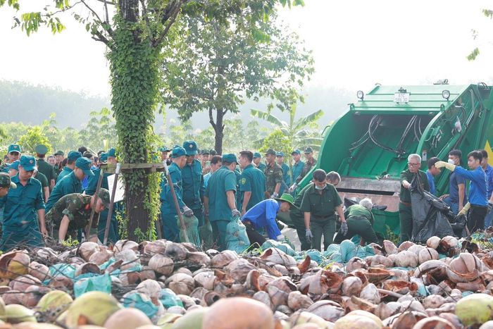  Rác thải bên đường được đưa lên xe để chở về nhà máy xử lý 