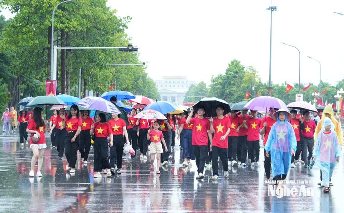 Người dân đi bộ trên đường Trường Thi, phường Trường Vinh. Ảnh: Đình Tuyên