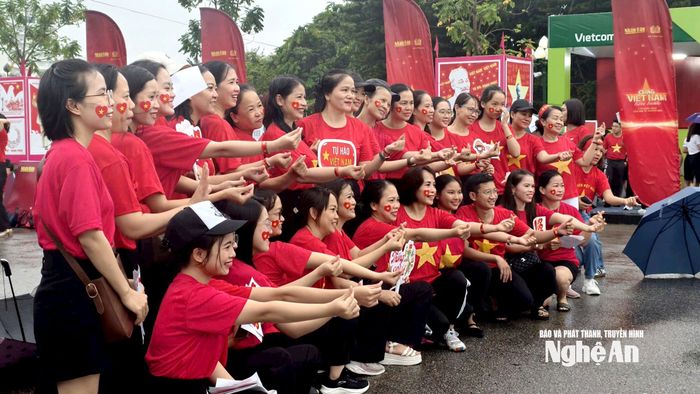 Đông đảo người dân check-in tại Quảng trường Hồ Chí Minh sáng 16/8 với trang phục áo đỏ sao vàng. Ảnh: Diệp Thanh