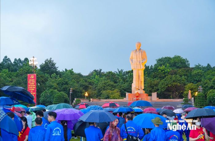 Dù thời tiết bất lợi nhưng số lượng người tham gia Chương trình "Cùng Việt Nam tiến bước" rất đông. Ảnh: Đình Tuyên