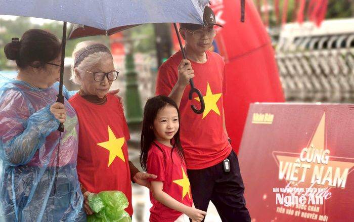 Ở tuổi 94, cụ Nguyễn Thị Xương vẫn cùng con cháu tham gia chương trình. Ảnh: Diệp Thanh