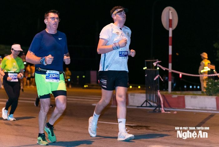 Du khách nước ngoài tham dự một giải chạy Marathon tại Nghệ An. Ảnh: Minh Quân