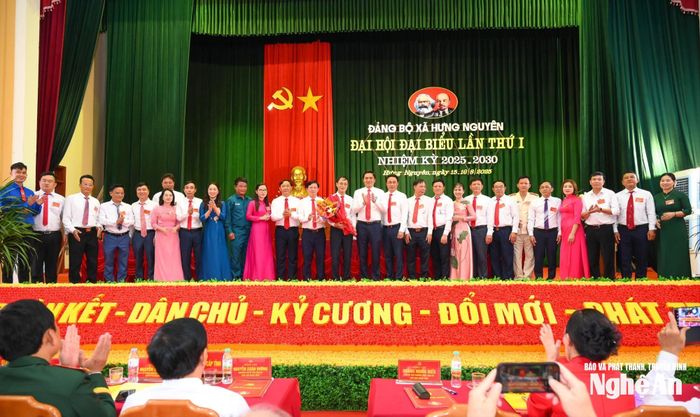 Đồng chí Hoàng Nghĩa Hiếu - Phó Bí thư Thường trực Tỉnh ủy, Chủ tịch HĐND tỉnh tặng hoa chúc mừng Ban Chấp hành Đảng bộ xã Hưng Nguyên nhiệm kỳ 2025 - 2030. Ảnh: Thành Cường