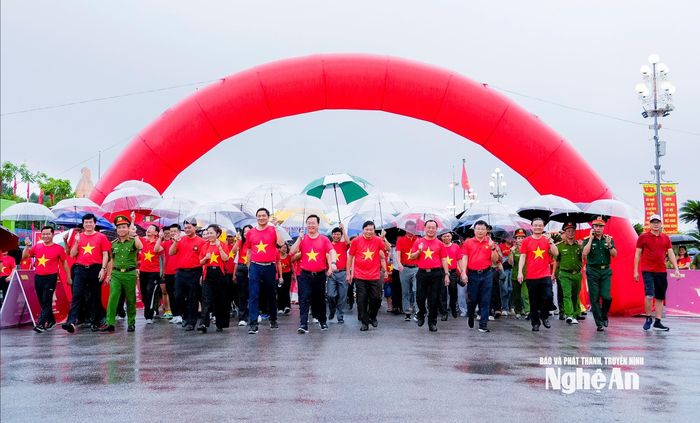 Các đồng chí lãnh đạo tỉnh cùng toàn thể cán bộ, giáo viên, đoàn viên, thanh niên và nhân dân đi bộ trên trục đường Trường Thi để hưởng ứng thông điệp "1 tỷ bước chân tiến vào kỷ nguyên mới". Ảnh: Phạm Bằng