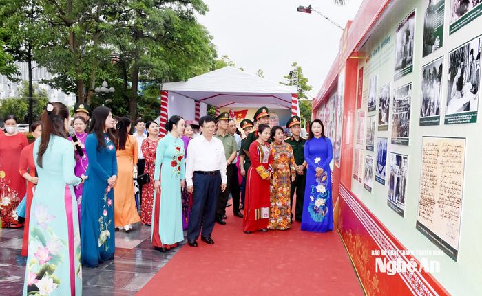 Các đại biểu và nhân dân tham quan trưng bày chuyên đề. Ảnh: Công Kiên