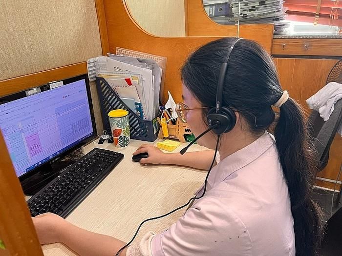 Cán bộ của Bệnh viện Bạch Mai thực hiện hoạt động tư vấn cai nghiện thuốc lá