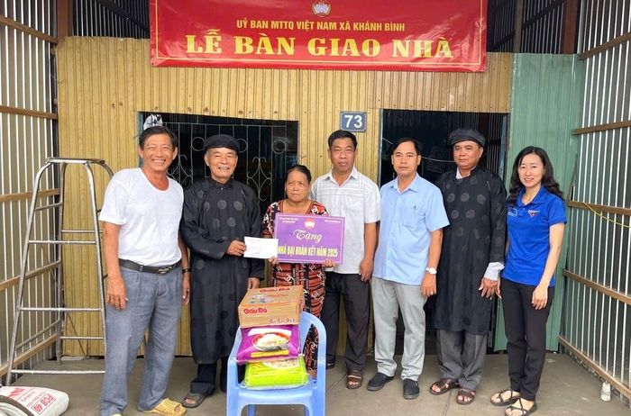 Bàn giao nhà cho hộ dân trên địa bàn xã Khánh Bình.