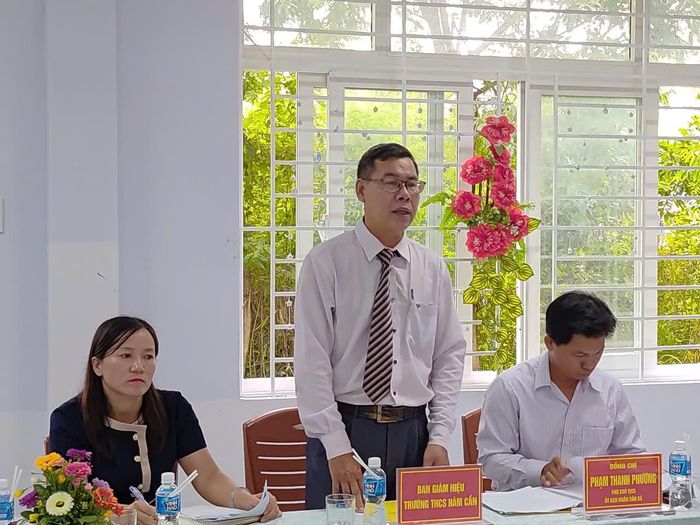 Đại diện Ban Giám hiệu Trường THCS Hàm Cần báo cáo tại buổi làm việc