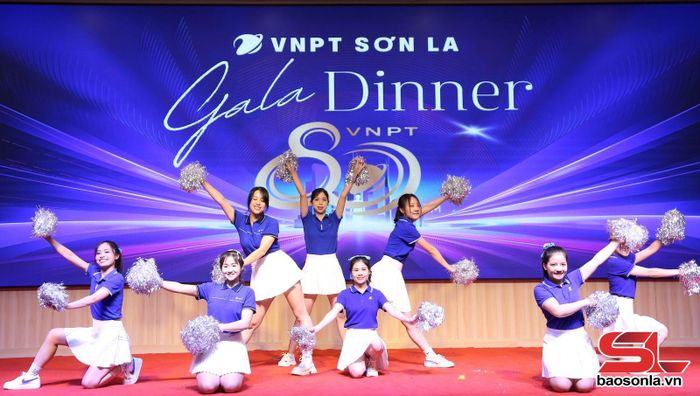 Tiết mục văn nghệ chào mừng tại chương trình.