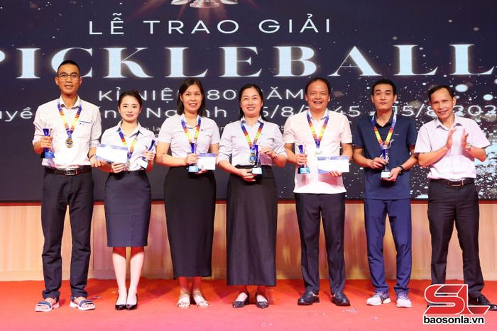 Ban tổ chức trao giải nhất giải Pickleball cho các đội đoạt giải ở các nội dung thi đấu.