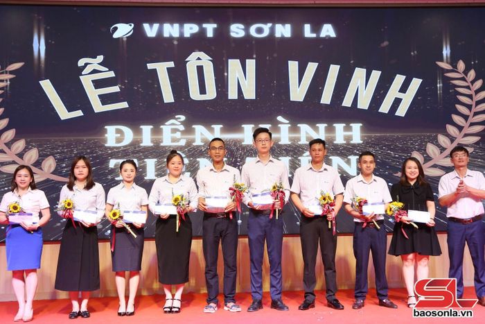 Các cá nhân có thành tích xuất sắc được tôn vinh tại chương trình.
