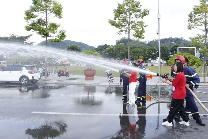 Cán bộ, chiến sĩ hướng dẫn nhân dân thực hành phun nước tiêu điểm.