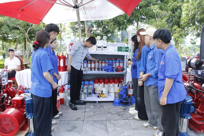 Học sinh, sinh viên tham quan hệ thống, trang thiết bị, phương tiện chữa cháy và cứu nạn cứu hộ tại chỗ.