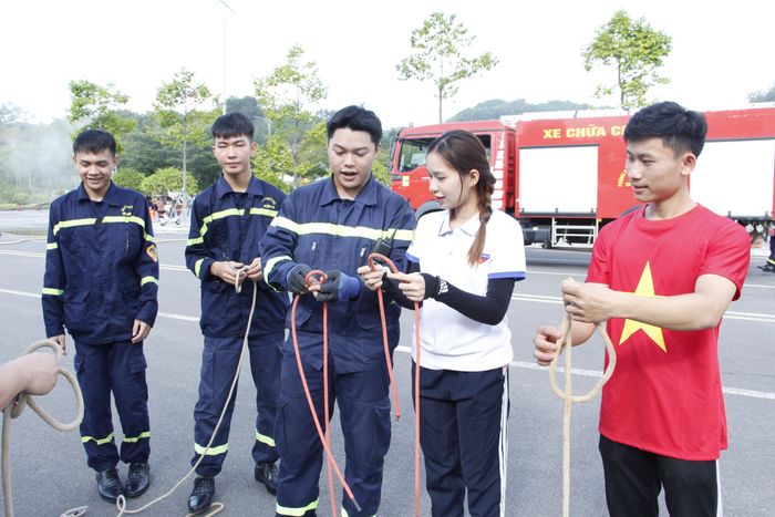Trải nghiệm thực hành kỹ thuật sử dụng dây cứu nạn cứu hộ. 