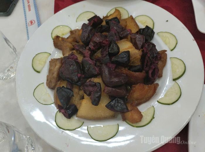 Trám đen kho thịt.