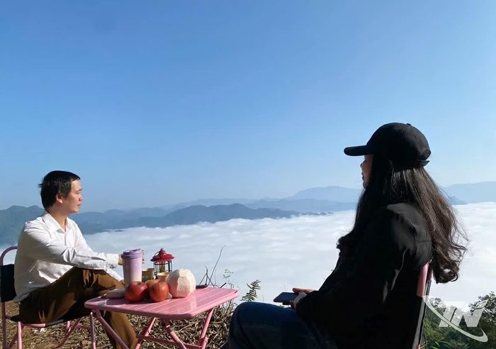 Ngồi uống cà phê và đón bình minh trên đỉnh Đồn Đèn đem lại cảm xúc rất đặc biệt.