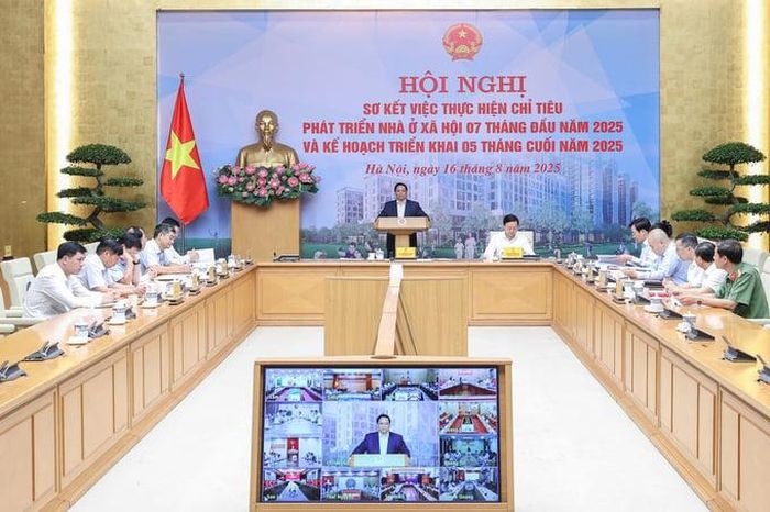 Thủ tướng nhấn mạnh, đưa chỉ tiêu phát triển nhà ở xã hội vào chỉ tiêu phát triển kinh tế - xã hội của các bộ ngành, địa phương - Ảnh: VGP/Nhật Bắc 