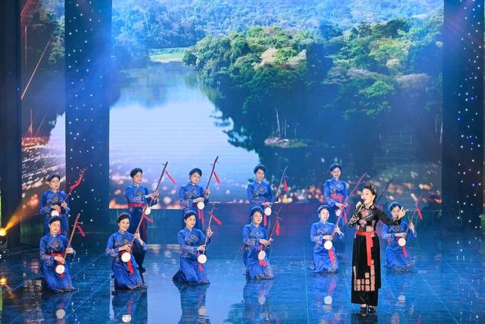 Tốp nữ biểu diễn tiết mục hát múa Trong xanh Khuôn Pén. Ảnh: Trần Thắng