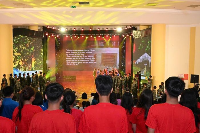 Hoạt cảnh Lời tuyên thệ của Bác Hồ. Ảnh: Trần Thắng