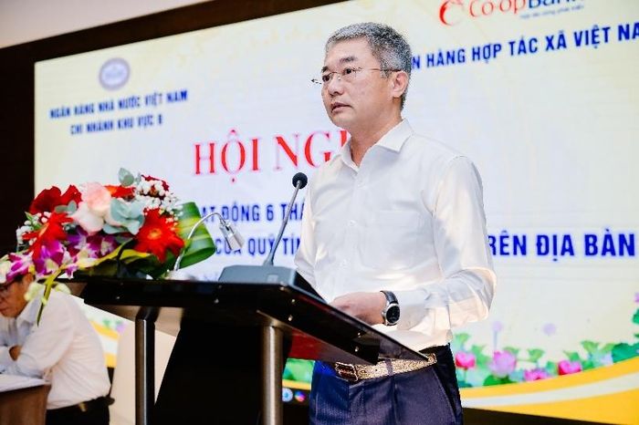 Ông Nguyễn Quốc Cường - Chủ tịch HĐQT Ngân hàng Hợp tác xã Việt Nam trao đổi tại Hội nghị