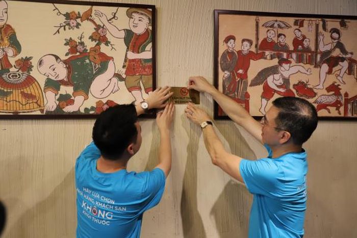 Gắn biển cấm hút thuốc lá tại nhà hàng.