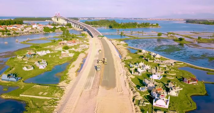 Các nhà thầu đang khẩn trương thi công đường dẫn bờ Nam cầu Thuận An, kịp cho lễ thông xe kỹ thuật dịp Quốc khánh năm nay. Ảnh: HN Huế