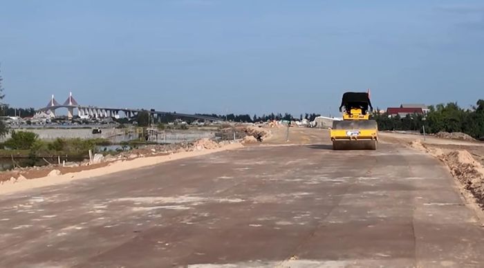 Nhà thầu triển khai thiết bị thi công ngay khi có mặt bằng, kịp tiến độ dự án. Ảnh: HN Huế.
