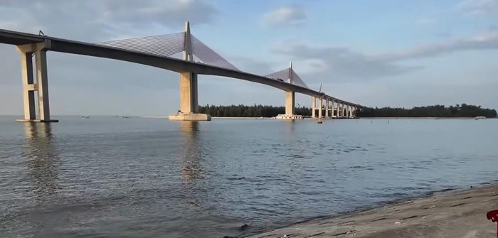 Nhịp thông thuyền cầu Thuận An cao hơn 40m, bảo đảm tàu lớn ra vào cửa Thuận An. Ảnh: HN Huế.