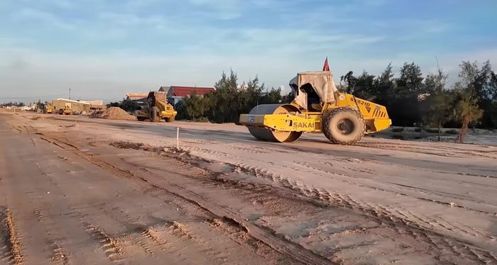 Máy móc thi công nhộn nhịp. Ảnh: HN Huế.