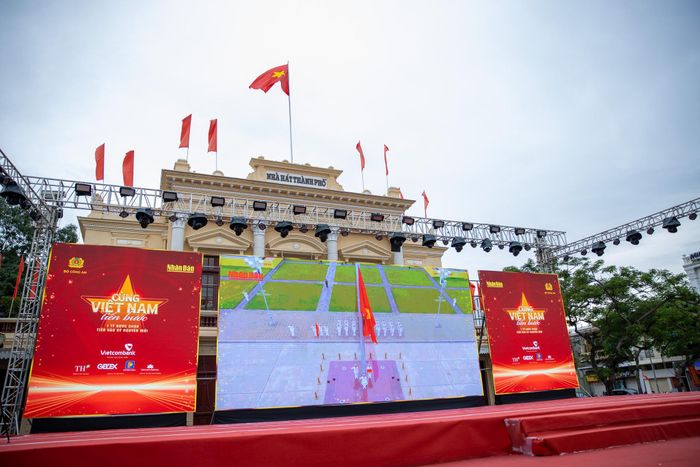 Trước khi Lễ phát động chính thức diễn ra, chương trình tại điểm cầu Hải Phòng đã kết nối trực tiếp với Lễ Thượng cờ tại Quảng trường Ba Đình lịch sử.
