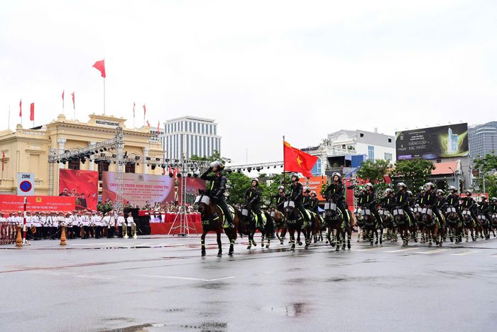 Chương trình nghệ thuật – diễu hành đặc biệt do Công an TP Hải Phòng phối hợp Bộ Tư lệnh Cảnh sát cơ động và Cục Công tác chính trị tổ chức sáng 15/8. Ảnh; CAHP