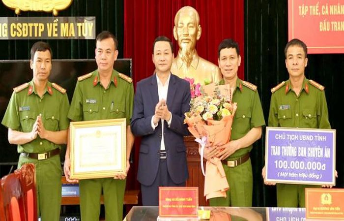 Chủ tịch UBND tỉnh Đỗ Minh Tuấn trao thưởng cho Phòng Cảnh sát điều tra tội phạm về ma túy, Công an tỉnh Thanh Hóa.