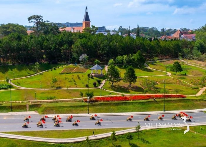 Tác giả sangnvl với tác phẩm “Mừng ngày giải phóng”. Địa điểm sáng tác: Hồ Xuân Hương, Lâm Đồng, Việt Nam. Đoàn mở đường với cờ đỏ tung bay.