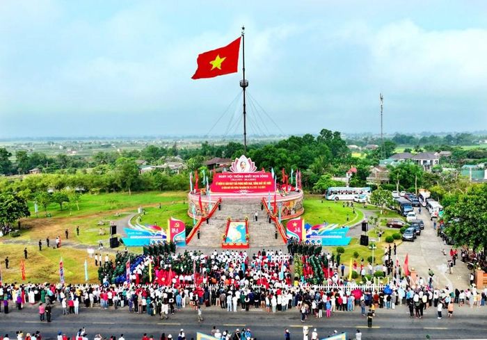 Tác giả Nguyễn Xuân Tư với tác phẩm “Lễ thượng cờ Thống nhất Non sông”. Địa điểm sáng tác: Xã Bến Hải, Quảng Trị, Việt Nam.