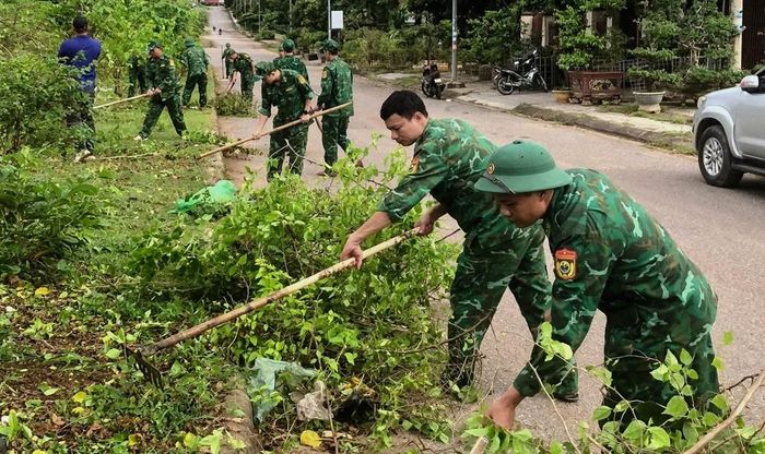 Bộ đội biên phòng giúp bà con vệ sinh đường làng ngõ xóm