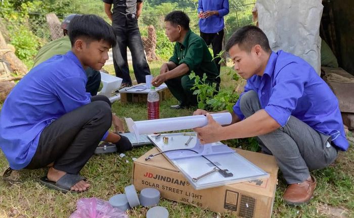 Đoàn viên lắp đặt đèn chiếu sáng bằng năng lượng mặt trời cho bà con dân tộc