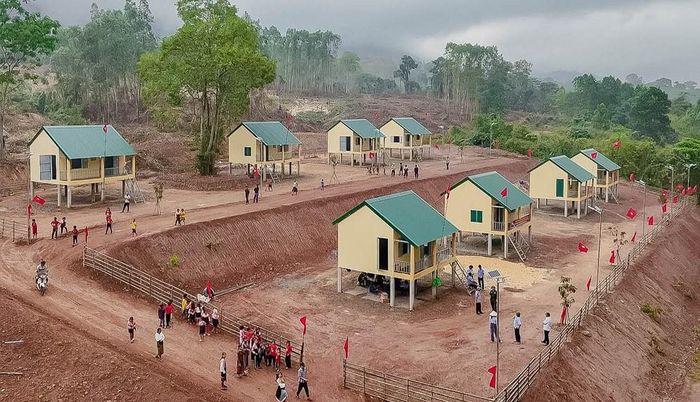 Những bản làng mới, những căn nhà, tuyến đường "Xanh - sạch - đẹp" ở các bản biên giới có công sức không nhỏ của những người lính quân hàm xanh hỗ trợ bà con đồng bào dân tộc