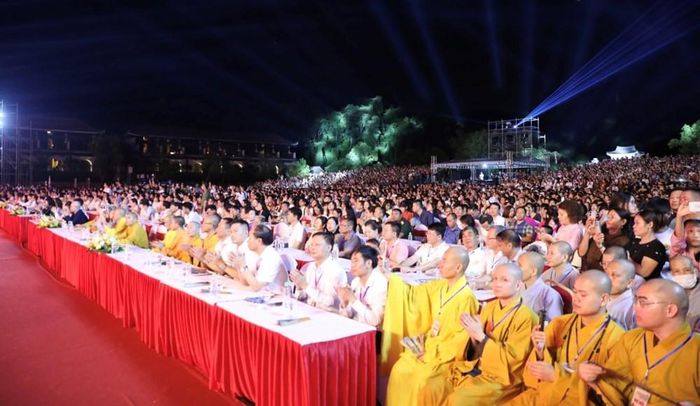 Các đại biểu và đông đảo người dân, du khách dự Lễ công bố và chương trình nghệ thuật
