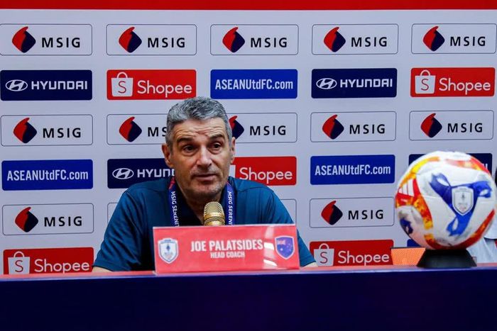 Ông Joseph Palatsides-HLV trưởng đội U23 Australia
