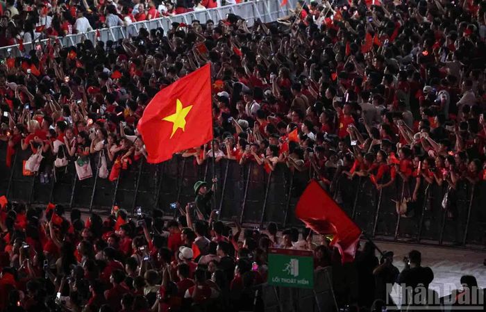Hàng vạn người dân Thủ đô tập trung tại sân vận động Mỹ Đình tham dự chương trình Concert quốc gia, kỷ niệm những sự kiện cách mạng lịch sử của đất nước, ngày 10/8. (Nguồn: Báo Nhân dân)